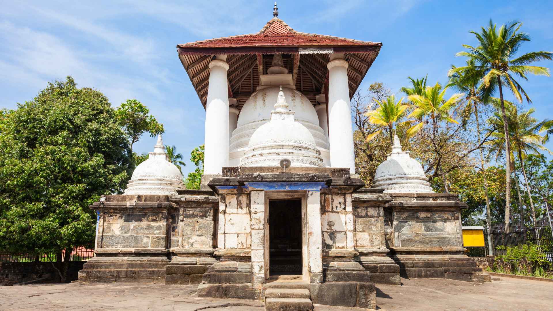 Gadaladeniya Temple in kandy