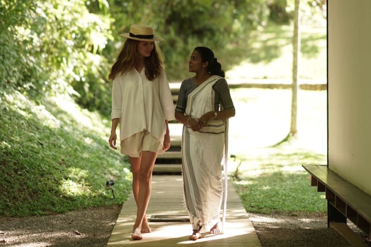 A guest having a conversation with the in-house Ayurvedic doctor at Santani, one of the top weight loss retreats in Asia 